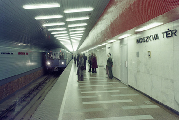 Bár a kettes metró 1950-ben megkezdett építésekor még öt éven belüli átadással számoltak, az akkori, szocreál építészettel dolgozó tervek a legtöbb állomásra már el sem készültek. Az 1963-ban újrakezdett munkák nyomán modernebb, egységes arculat készült.