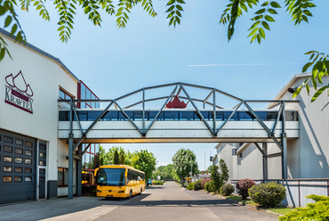 Győr ipari városrészében nem az egyetemé az egyetlen járműből épült híd, a Credo autóbuszgyár szintén saját, legnagyobb számban gyártott termékét, az EC 12 típusú helyközi autóbuszok karosszériáját használta fel. 