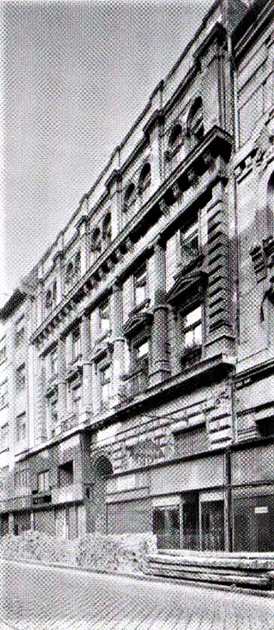 Dobler-bazár és garni hotel. Király utcai homlokzat.  Forrás: Perczel Anna: Névtelen Örökség. Városháza, Budapest, 2007. 235.o.