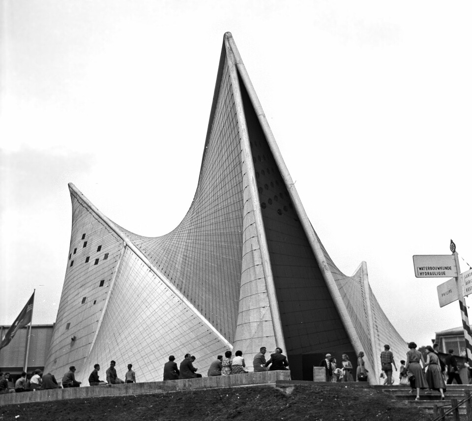 A brüsszeli világkiállítás Iannis Xenakis által tervezett Philips-pavilonja (1958). Forrás: Wikipédia