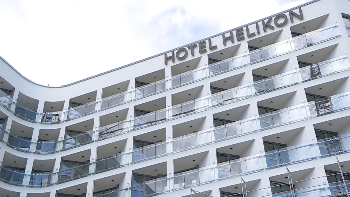 A megújuló hotel homlokzatának részlete. Forrás: tvkeszthely.hu
