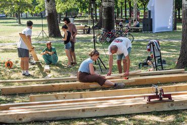 A JAF Holz Ungarn Kft. által biztosított faanyagot több workshop, például a TUTAJ ÉS TOTEM és az ÖSSZEKÖTÖTT PÁLYÁK is használják installációikhoz.