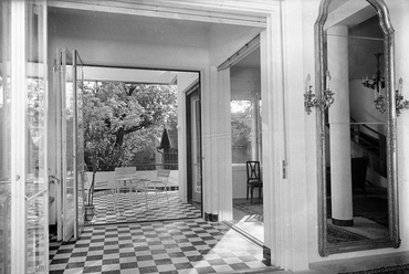 Harmonikaajtós télikert és terasz a Walter Rózsi-villa 1. emeletén. 1936 körül. Seidner Zoltán fotója. MÉM MDK Fotótár