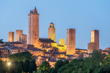 Az olasz városok leggazdagabb családjai között az 12. században bontakozott ki egy sajátságos versengés. A gazdagságot a minél magasabbra épített tornyok jelképezték, amelyek lakóhelyként és erődként egyaránt szolgáltak.
