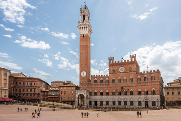 Siena városában, még a bolognainál is magasabbra, egészen 102 méterig merészkedtek a 14. századi építők a városháza tornyának építésekor. Az alsó 87 méter téglából, míg a felső rész mészkőből épült.