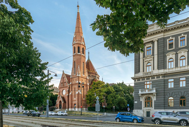 A fővárosi Dunapart egyik legimpozánsabb téglaépülete a Szilágyi Dezső téri református templom. 1896-ra épült fel, egyedi, hatszög alaprajzzal, Pecz Samu tervei szerint.