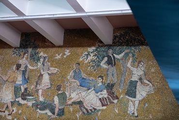 Fónyi Géza elbeszélő jellegű, lírai jelenetet ábrázoló mozaikja, amely 1958-ban készült el, 43 négyzetméter alapterületen. Szintén a művelődési ház nagy csarnokában található.