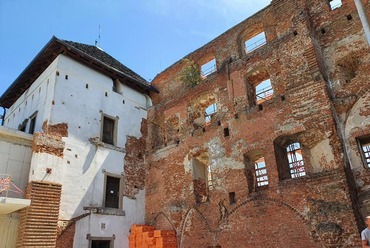 A felújítás alatt álló vár. Forrás: Leleszi Tibor Facebook