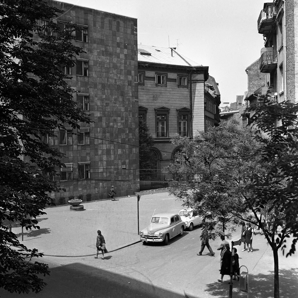 Kecskeméti utca, szemben a Magyar utca - az iroda takarásában látszik az egykori palota részlete egy 1965-ös felvételen. Forrás: Fortepan / Magyar Rendőr