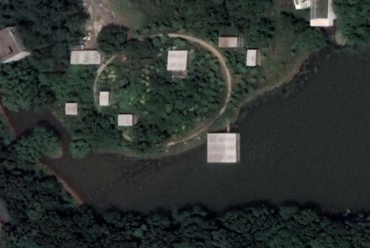 SANAA épület a kép felső részén, a tó másik oldalán az eredetileg Bacmannak szánt parcella, beépítve Yuan épületével – kép forrása: Google Maps