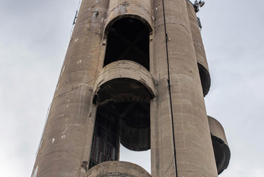A karéjos toronycsalád unikális képviselője a mindszenti víztorony, amelynek tervezője, a szegeden tanult Bakonyi Tibor, a szecessziós építészet rajongója volt. A szerkezet szinte minden irányból más geometriát mutat.