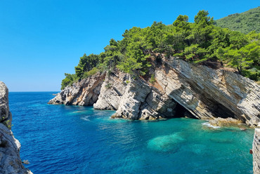 A természet mint építész – barlang az Adria partjánál – a szerző fotója