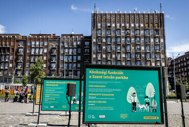 A Városháza parkban plakátokon állították ki az első közösségi költségvetés nyertes ötleteit. Fotó: Budapest Városháza Facebook