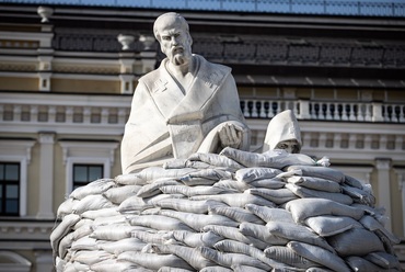 Cirill és Metód szobrának nedves homokzsákokkal történő beterítése Kijevben, Fotó: Wikipedia Commons, Felhasználó: Kyiv City State Administration, Oleksiі Samsonov