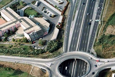 Körforgalmi csomópont az M1-M7-es autópálya közös kivezető szakasza felett. Forrás: Wikipedia