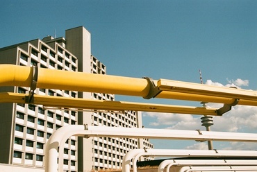 1971-ben Hans Hollein nyerte a közterekre vonatkozó pályázatot, az ő ötlete volt a színkódokkal jelölt csőrendszer, amelyben a légtechnika, távközlési, fűtés-hűtés, stb. működött.  Fotó: Gellért Dániel