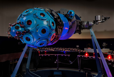 Egy Zeiss típusú planetáriumi projektor. Forrás: Smithsonian's National Air and Space Museum