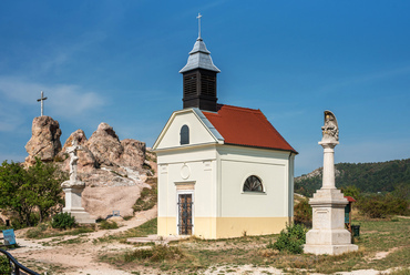 Az album legfiatalabb képviselője a Budaörs fölötti sziklás dombok egyikén álló Szeplőtelen Fogantatás kápolna, amely 2003-ban épült, természetesen nem előzmények nélkül.