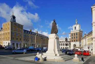 Poundbury főtere - Emlékmű II. Erzsébet királynő édesanyjának, a talapzatot tervezte: Léon Krier  forrás: Creative Commons