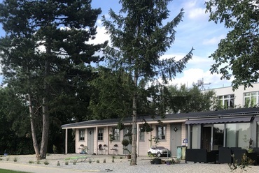  Zam-zam apartmanház – újrahasznosított német faházak Zamárdiban – Fézler Stúdió