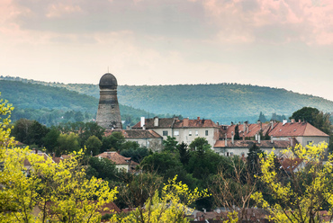 Sopron legismertebb tornya kétségtelenül a tűztorony, van azonban egy másik, rejtélyes magas építmény is, amely a Kurucdomb tetejéről jóval magasabbra emelkedik.