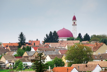 A pincesor mellett a falu éke az 1813-ban épült Szent Erzsébet-templom. 13 m átmérőjű, 18 m magas belső tere kiváló akusztikájáról is ismert, nyáron rendszeres koncertek helyszíne.