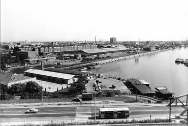 Ráckevei (Soroksári)-Duna a Kvassay hídnál, balra a Nagyvásártelep. (1980) Forrás: Fortepan / Ferencvárosi Helytörténeti Gyűjtemény