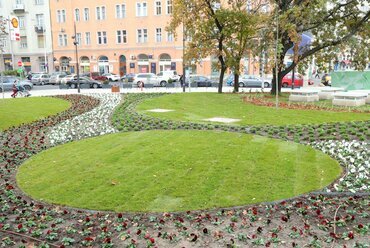 Elkészült a Széna téri emlékpark az egykori Volánbusz-pályaudvar helyén / Fotó: Őrsi Gergely Facebook	