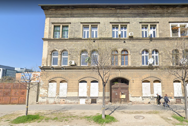 A Vágóhíd utca 10. alatti bérház. Forrás: Google Street View