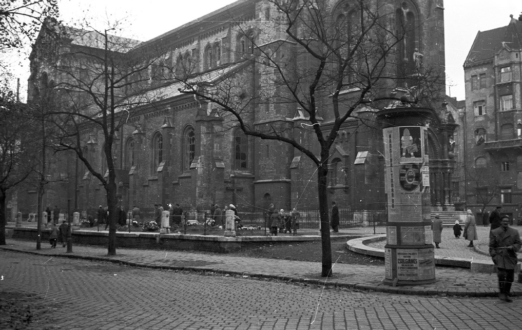 A templomkertben az 1956-os forradalom alatt elesettek ideiglenes sírjai. Forrás: Fortepan / Nagy Gyula
