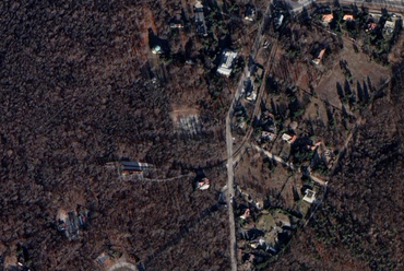 Középen a XII. kerületi tervezési helyszín (ahol az egykori, már lebontott iskola állt) és környezete felülnézetből / Google Maps
