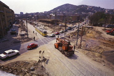 Alkotás utca a Hegyalja út - Budaörsi út közelében. BAH-csomópont a felüljáró építésekor, 1976. Forrás: Fortepan/FŐMTERV