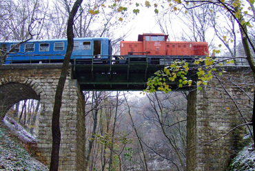 1896-ban adták át a Bakonyon átvezető Győr-Veszprém vasútvonalat, melynek mentén négy-négy alagút és völgyhíd épült. Utóbbiak legismertebbike a vasút tervezőjéről elnevezett Gubányi Károly völgyhíd, a Cuha-szurdok népszerű turistaútja fölött.