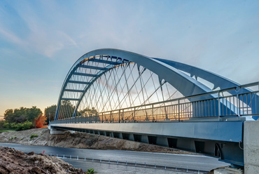 A legújabb nagy vasúti híd a Villány-Mohács vonal átvezetése, az országhatárig hosszabbodó M6 autópálya felett. A ferde keresztezés miatt 72 méter nyílású szerkezet a modern hálós függesztésű ívhidak első hazai vasúti alkalmazása.