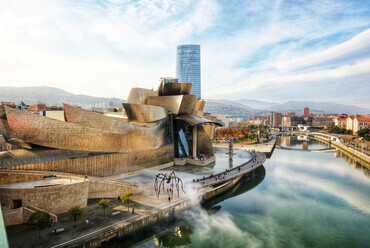 A Frank Gehry tervezte Guggenheim Múzeum Bilbaoban, amelyről az azóta Bilbao-hatásként elhíresült jelenség a nevét kapta. Forrás: Jorge Fernández Salas on Unsplash