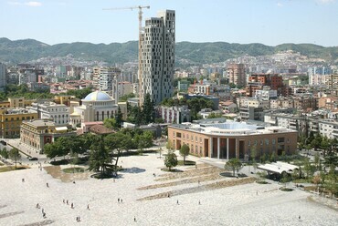 51N4E: Skanderbeg tér, az átalakítás után. Fotó: Filip Dujardin