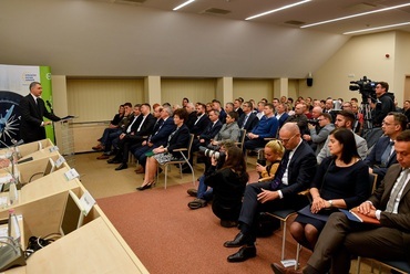 Lázár János beszél a gazdasági fórumon Debrecenben. Fotó: MTI/Czeglédi Zsolt