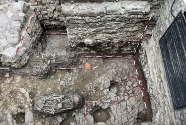 Középkori temető részlete a székesegyház északnyugati tornya mellett. A sírok körül látszik a feltehetően az őskorban járószintként használt sziklafelszín, Forrás: MNM Nemzeti Régészeti Intézet