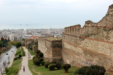 Thesszaloniki bizánci városfalának romjai a város felett. Fotó: www.wikipedia.org