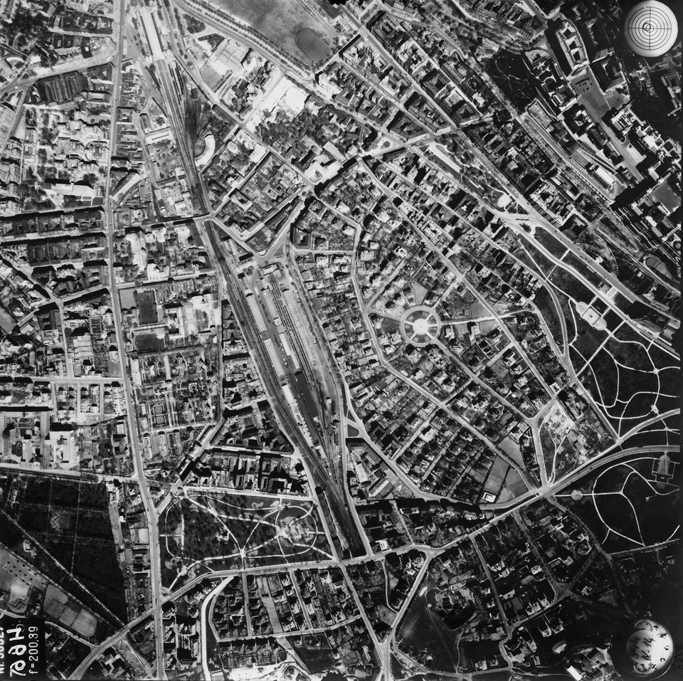 Légifotó, középen a Déli pályaudvar vágányai. Fenn a Vérmező részlete és a pályaudvar, innen indul az Alkotás utca. Ezt keresztezi alul a Hegyalja út, mellette a Gellért-hegy oldala és a már parkosított Tabán. A felvétel 1944. április 14-én készült. Forrá