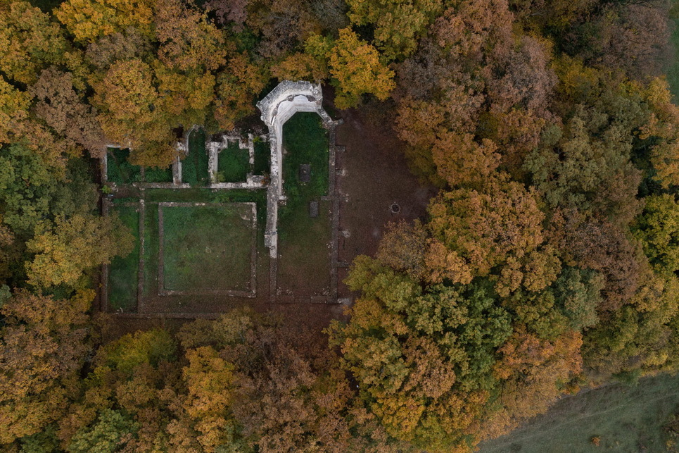 Nagyvázsony, a pálos kolostorrom drónfelvétele a Veszprémi Főegyházmegye templomainak adatbázisához készített fotósorozatból (fotó: F. Tóth Gábor, 2022)