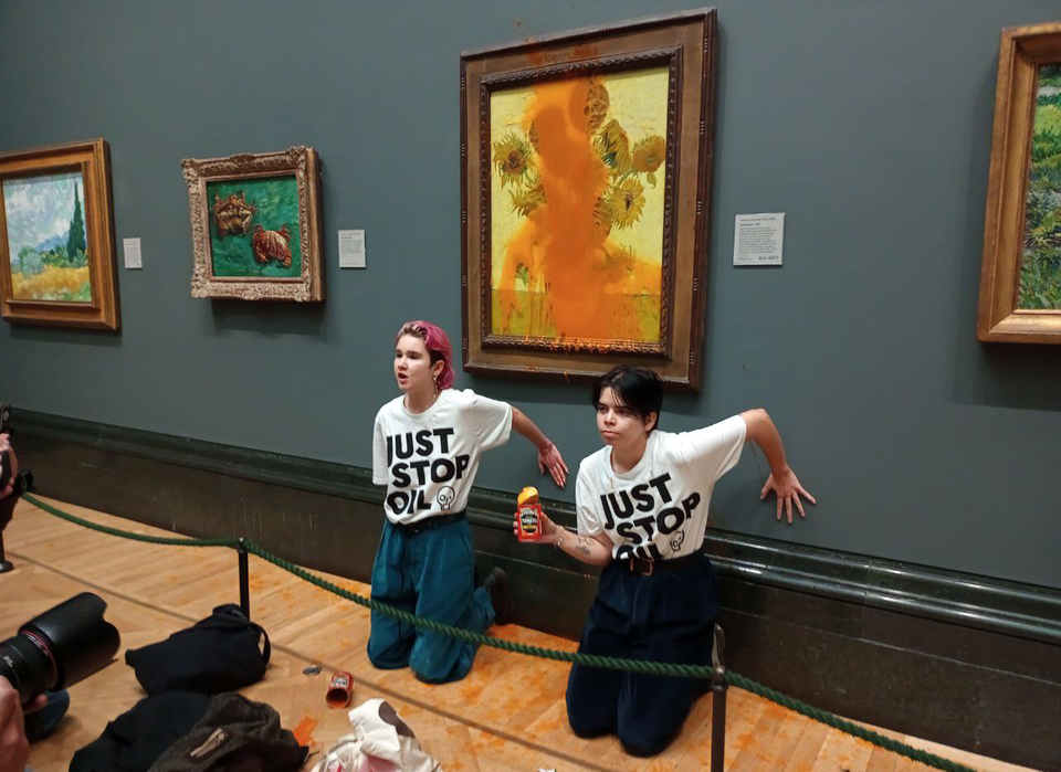 A Just Stop Oil aktivistái 2022. október 14-én a londoni National Galleryben, miután paradicsomlevessel dobálták meg Van Gogh Napraforgók című festményét. Forrás: Just Stop Oil