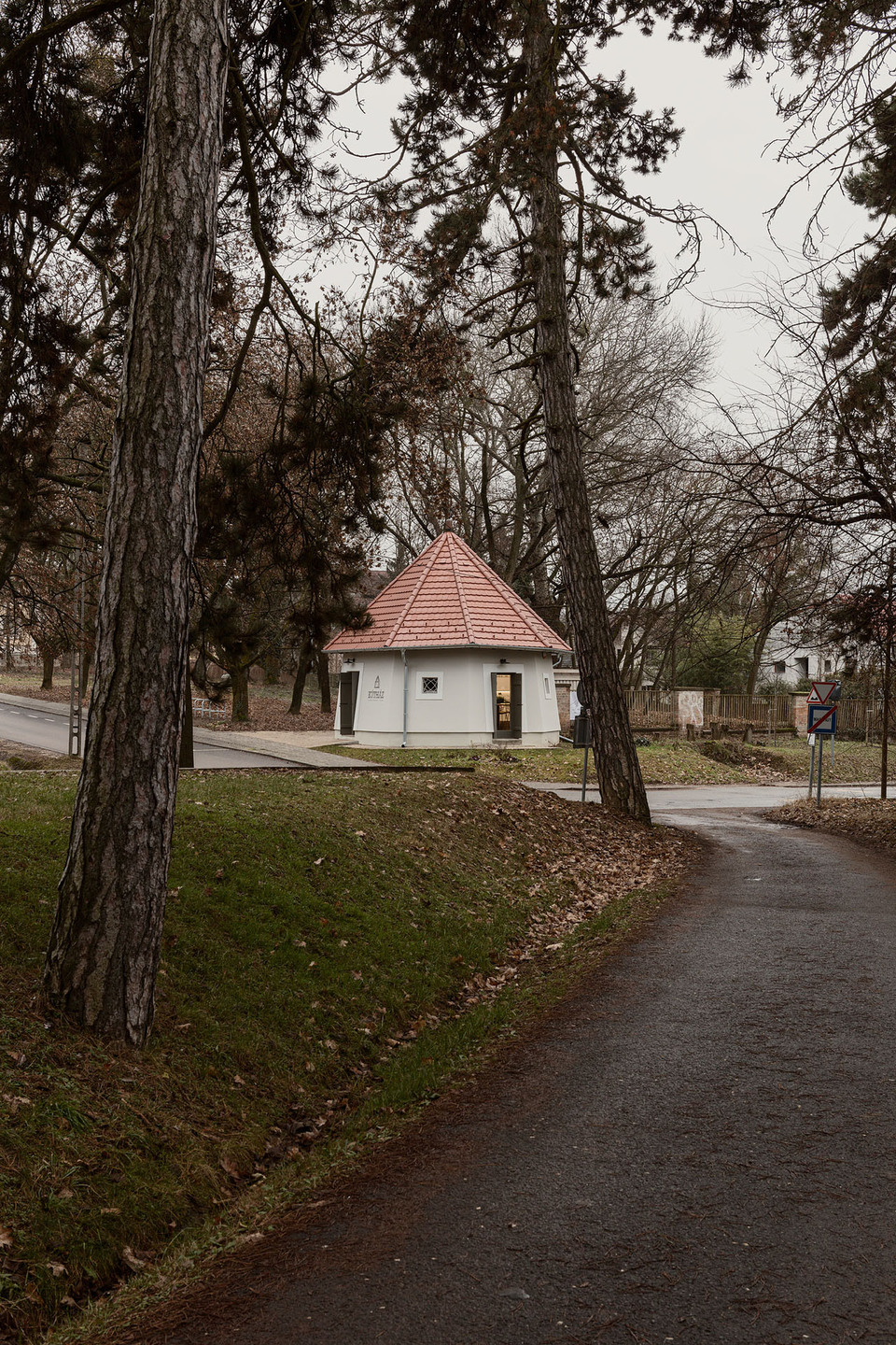 Kútház kávézó – tervező: GUBAHÁMORI – fotó: Danyi Balázs