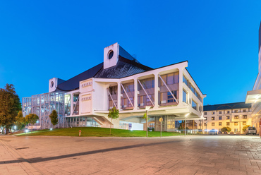 Az 1981-re elkészült Nyíregyházi Művelődési központ a város egyik legkarakteresebb épülete lett, 2009 óta helyi védelem alatt áll. 2015-re befejeződött átépítését az eredeti tervezője, Bán Ferenc irányította. 