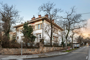 A Rózsadomb 50-70 méterig emelkedő lejtőjén fokozatos az átmenet a 19. századi építészettől a modern felé. Legszebb képviselőik a Zrumeczky Dezső tervezte Áldás utcai iskola, vagy a Szemlőhegy utcai Haas-villa