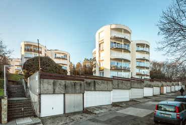 A Kissvábhegy tetejének különleges épületei az 1980-as években épült, kör alakú szegmensekből összeálló lakóházak. A tévés házak néven is ismert épületeket az akkori Magyar Televízió szakszervezete építtette.