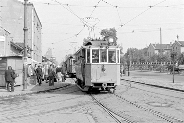 Orczy tér a Fiumei út felé nézve, jobbra a Józsefvárosi pályaudvar, a háttérben az OTI épület (azóta lebontott) tornya, 1953. Forrás: Fortepan / Magyar Rendőr