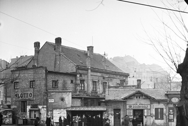 Fiumei (Mező Imre) út, a Baross kocsiszín melletti villamosmegálló a Józsefvárosi pályaudvar felől nézve, 1962. Forrás: Fortepan / FŐMTERV