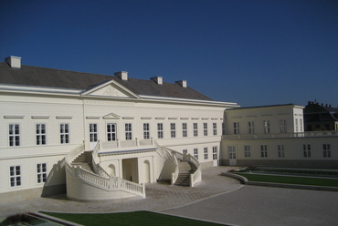 A kastély kerti homlokzata a szabadtéri lépcsővel, Forrás: Wikimedia Commons, Felhasználó: Kl Aas