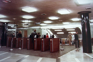 Blaha Lujza tér, a metró utascsarnoka az állomáshoz vezető mozgólépcsővel. 1970. forrás: Fortepan / Album057